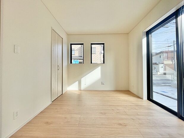 リビングと一体のように使える洋室。キッチンからもよく見えます。