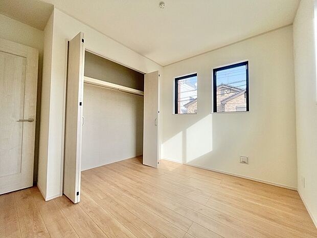 窓から差し込む柔らかな光が、心地よい空間を演出しています。 洋室は子供部屋にもちょうどいいサイズ感です。