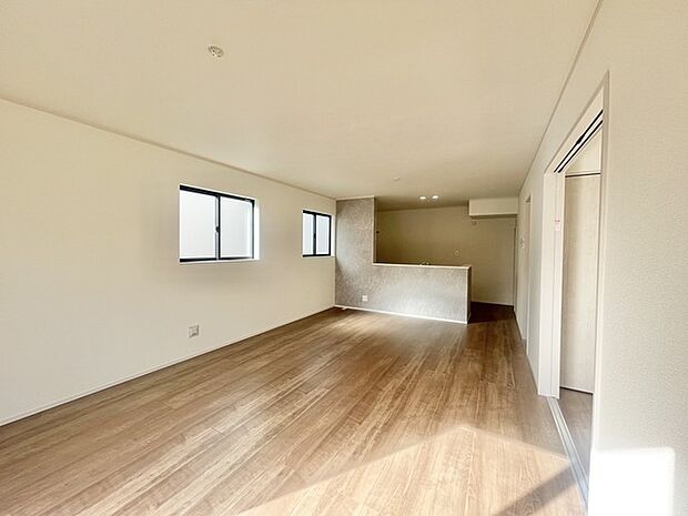 広々とした空間に、木目の床と柔らかな光が調和する穏やかな住まい。