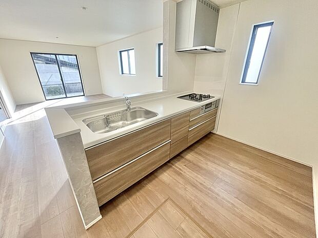 温かみのある木目調と、広がる空間が心地よい暮らしを演出します