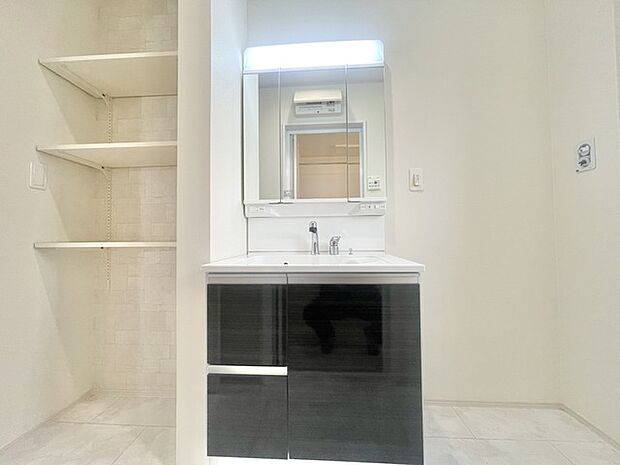 整然とした収納スペースと、洗練されたデザインが調和する空間。