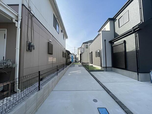 澄み渡る空の下、整然と並ぶ住まいが心地よい風を誘います。