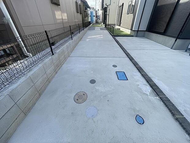 駐車場は2台まで駐車可能。マイカーの車幅もお確かめください。 