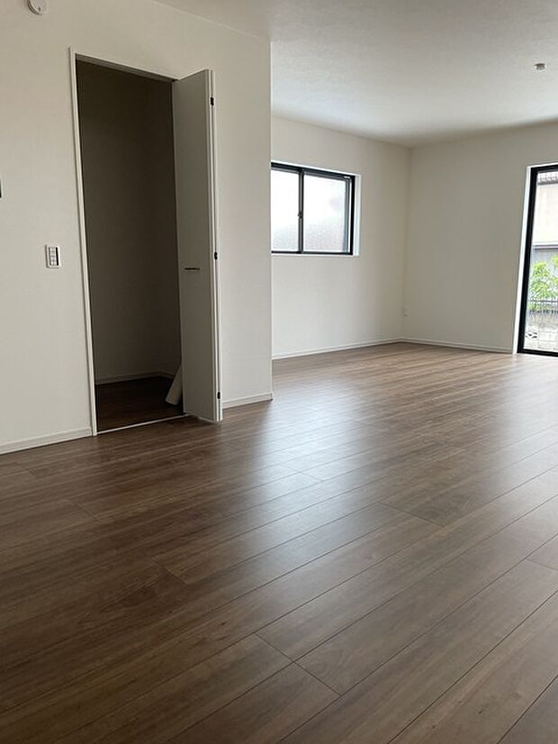 22.5帖の広々としたLDK　リビング内に収納スペースもあります