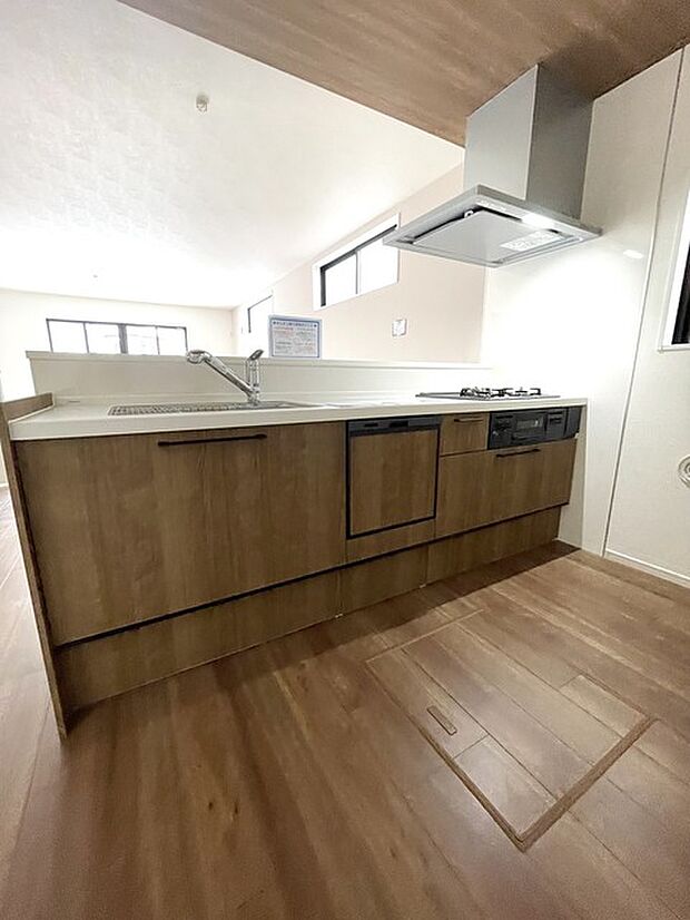 広々としたオープンキッチン　大型収納スペース（階段下を有効活用）