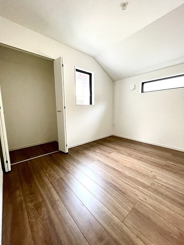 2階には居室が4部屋もございます