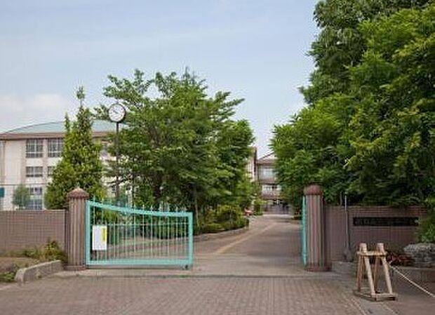 越谷市立西中学校（1700m）