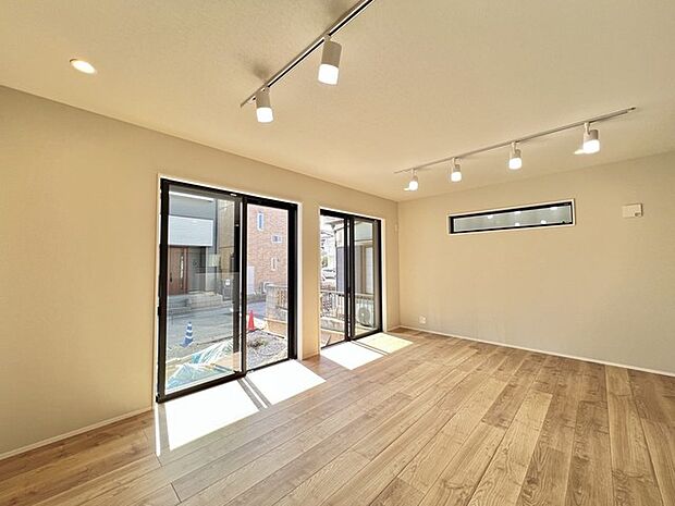 採光にこだわったリビング空間、南向き陽当たり良好です。