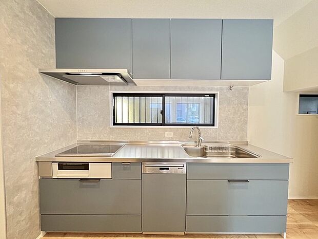 手を伸ばせばそこに収納が。安定した使用感の吊戸棚つきのキッチン空間。