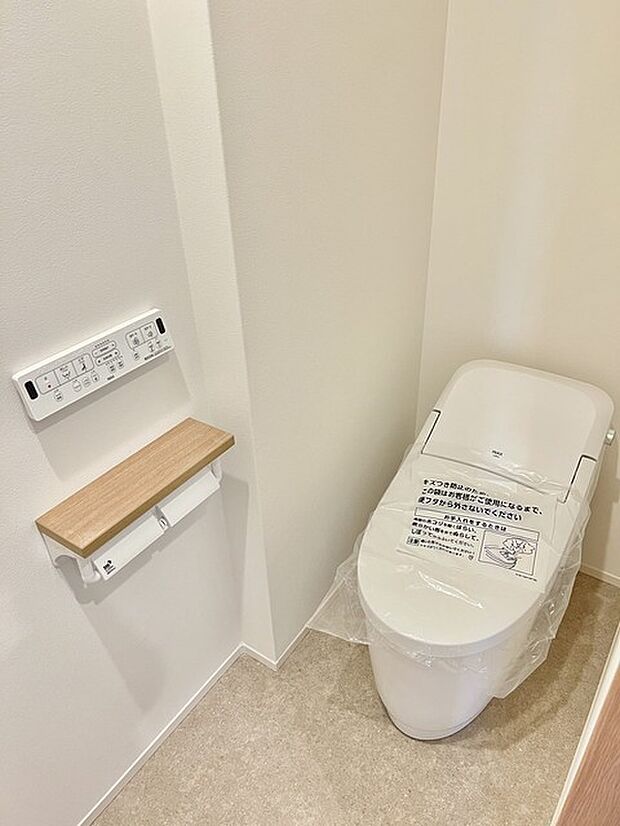 お掃除らくらく。便座脇の操作盤をなくした、リモコンタイプのお手洗い。