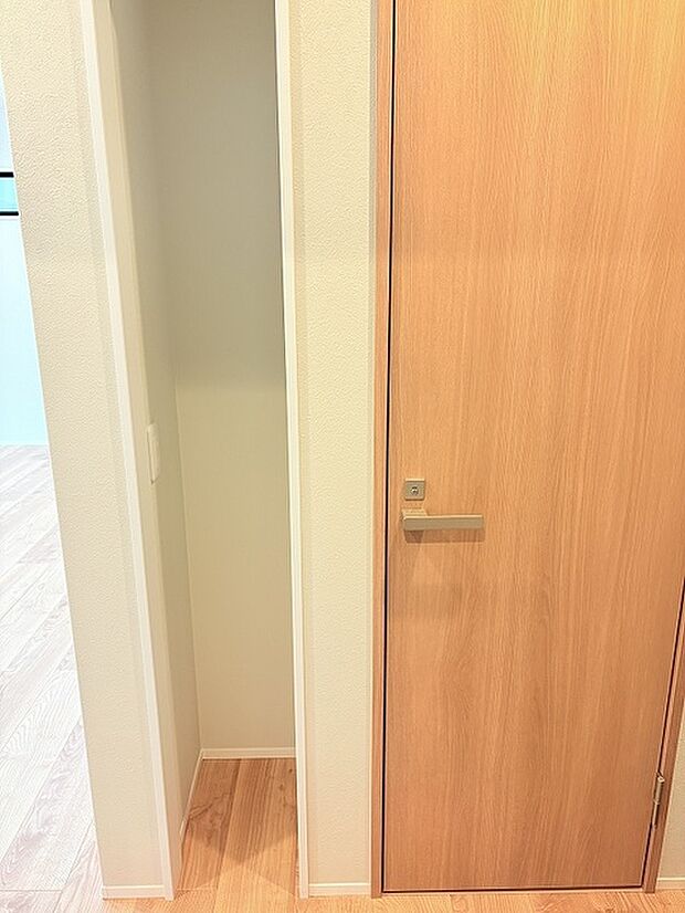 トイレ横の収納スペースは掃除機の充電もできるようコンセント付きです