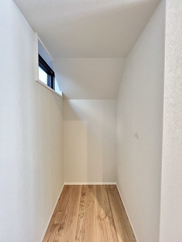 階段の下の空間も無駄にしない一工夫、ここにも小さな収納があります。