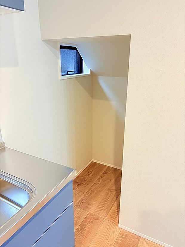 キッチン横・階段下の収納スペース
