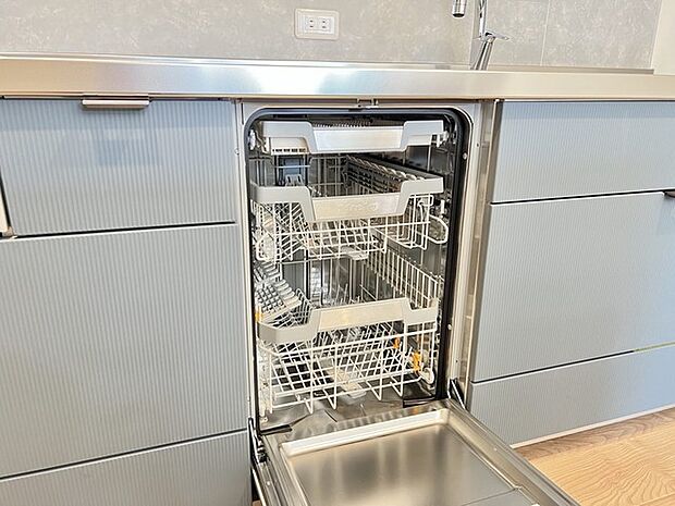 フロントオープンの食洗機、出し入れのしやすさをぜひ現地で。