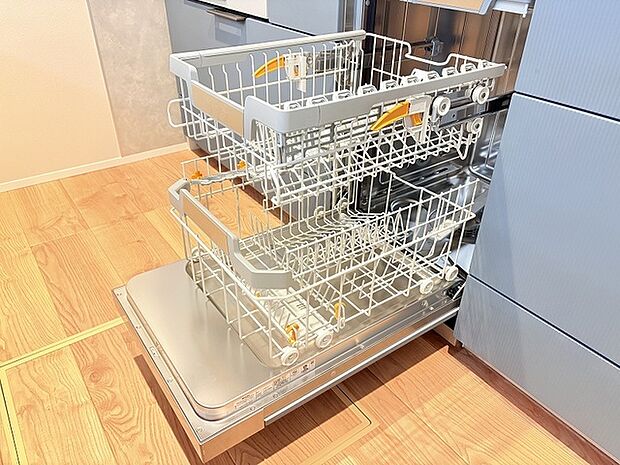人気のミーレのフロントオープン型ビルトイン食洗器を採用しています。