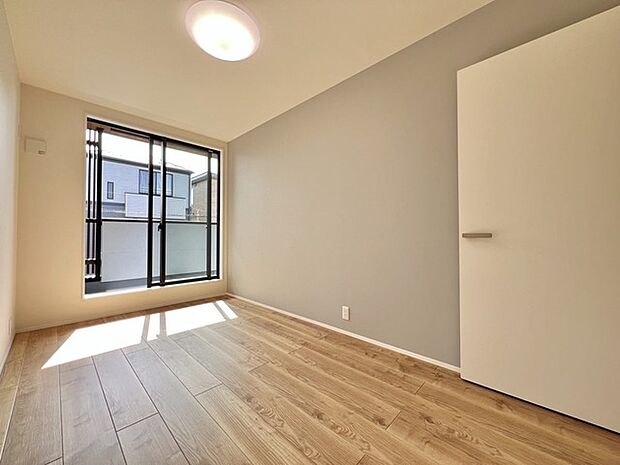 たっぷりの陽光と、心地よい風が舞い込みます。5.6帖です。