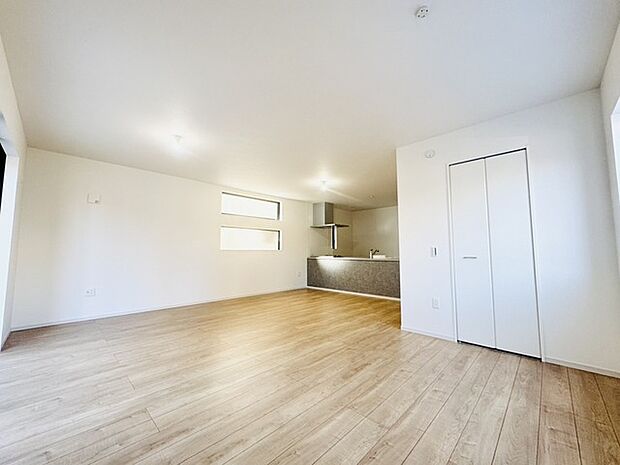 たっぷりの陽光と、心地よい風が舞い込みます。