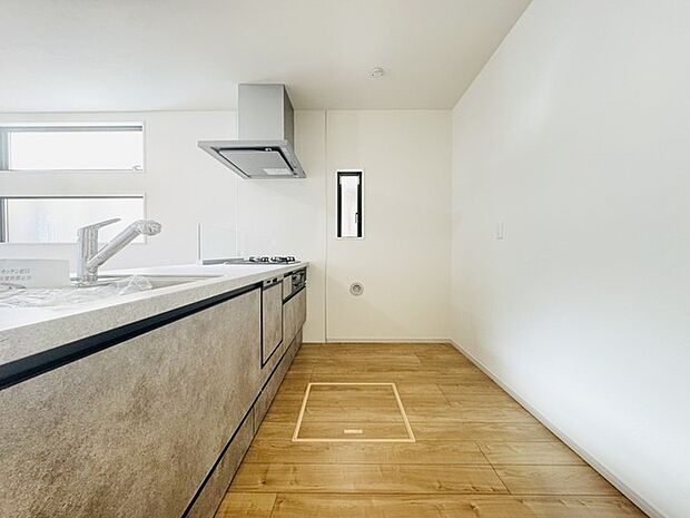 キッチン裏の空間もしっかり確保。カップボードも大きなものを置けそうです。 