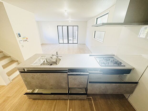 省エネ ・ 衛生的な食器洗乾燥機付。 