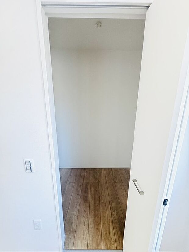 季節物の衣類もスッキリ収納できる、ウォークインクローゼット。