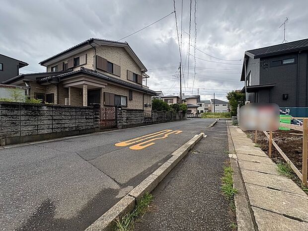 歩道もあり安全な前面道路です。