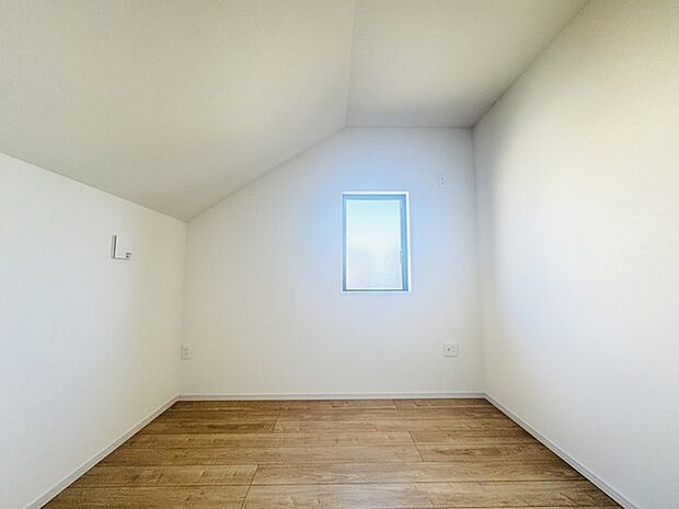 今からここを誰のお部屋にしようか、そんな洋室。大きさは5.2帖です。 