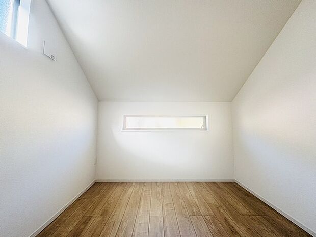 今からここを誰のお部屋にしようか、そんな洋室。大きさは5.2帖です。 