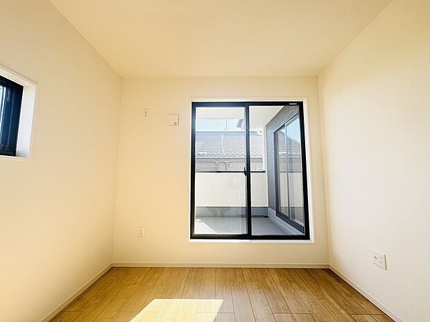 今からここを誰のお部屋にしようか、そんな洋室。大きさは4.3帖です。 