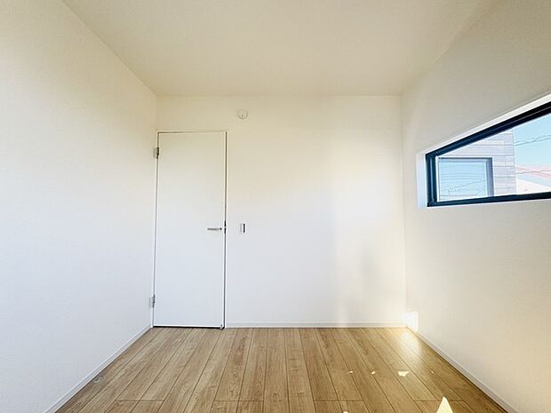 新築の木の匂いのする室内。写真では伝わらないので、ぜひ現地でお確かめください。