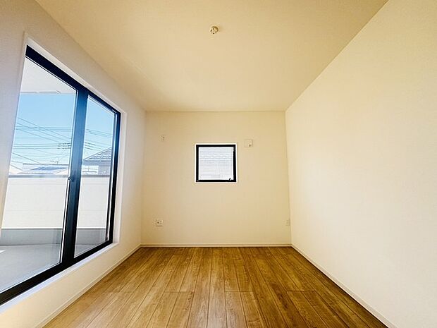 大きめのベッドを置いても、まだゆとりが持てる大きさ。8.2帖の主寝室。