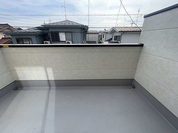 澄み渡る空の下、広がる開放的な空間。