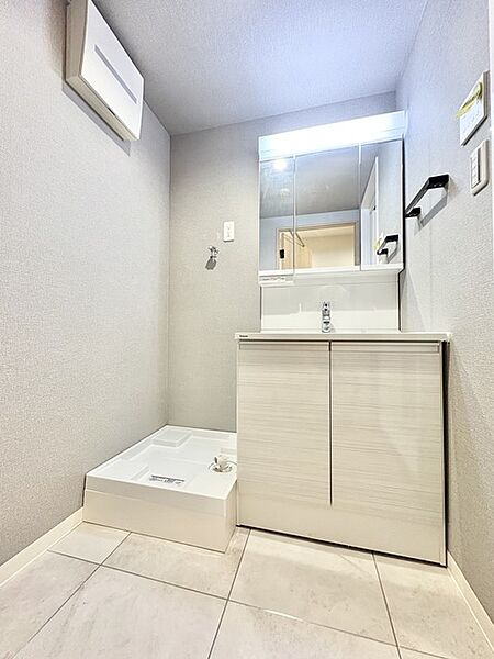 お出かけ前の身だしなみに一歩差がつく三面鏡。
