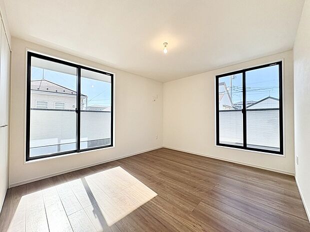 2面バルコニーからはたっぷりと太陽の光が舞い込みます。