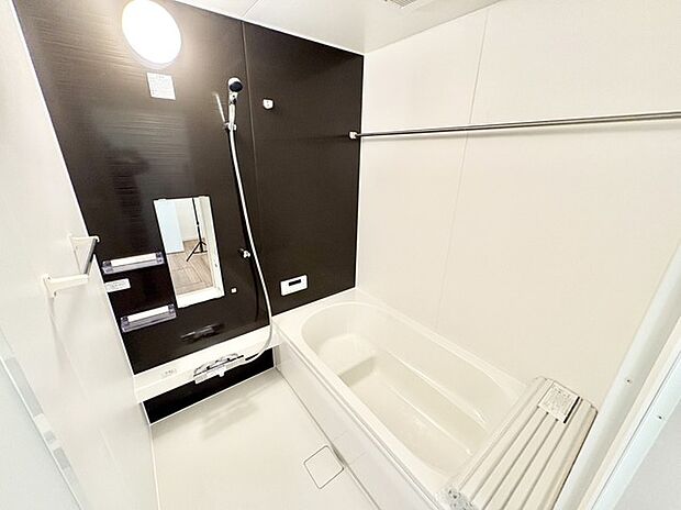 広々1坪タイプのゆったり浴室ユニット。防カビ・抗菌素材なのもうれしい。