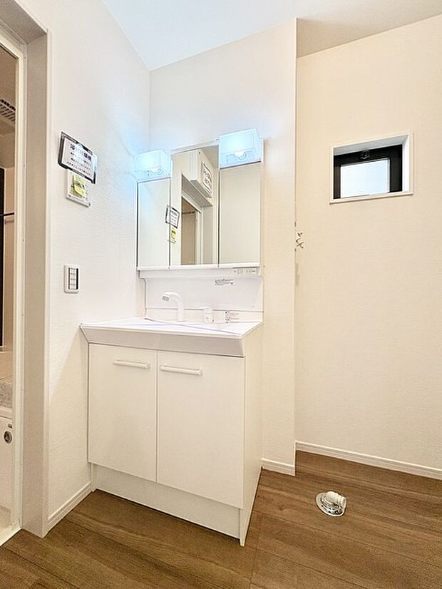 たっぷりの収納を設けたシャワー付洗面台で快適な暮らし。