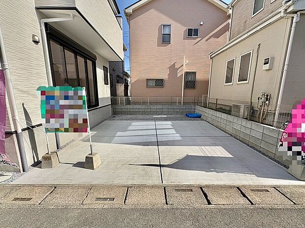 駐車場は2台まで駐車可能。マイカーの車幅もお確かめください。