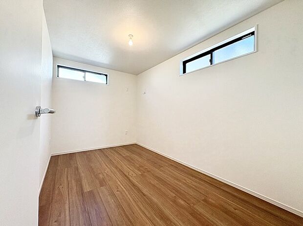 今からここを誰のお部屋にしようか、そんな洋室。