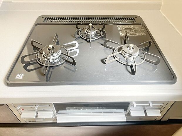 穏やかな光沢を放つ、心地よいキッチン空間