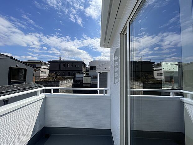 爽やかな空と建並びが、心地よい風を運んでくる眺め