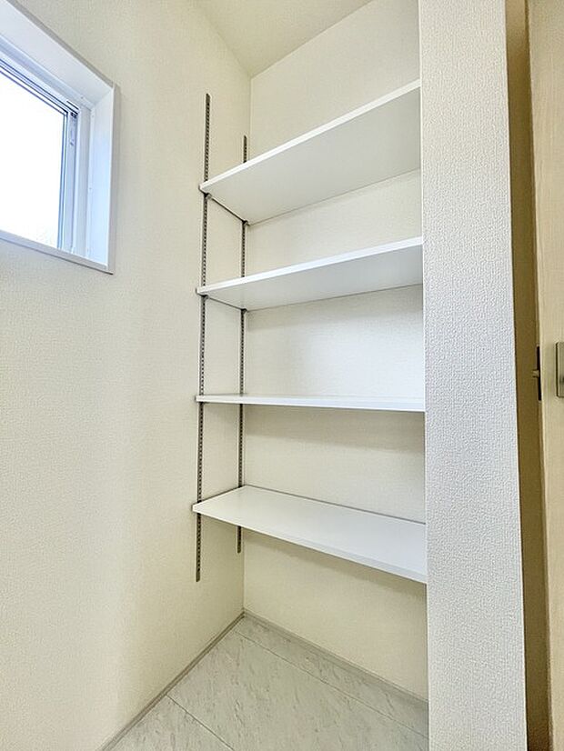 洗面台の向かい側には収納スペース。