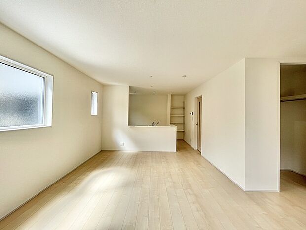 穏やかな光が、広々とした空間に心地よい温もりを添えています。