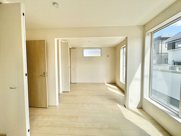 広がりを感じさせる明るい空間で、心地よいひとときを。