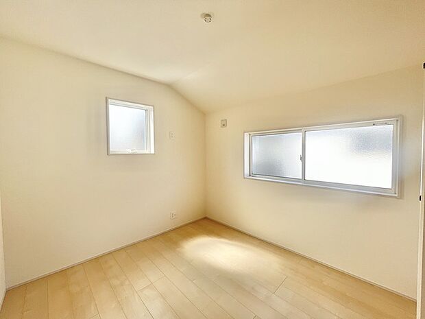 今や標準、全居室収納スペース付きの物件です。 温かみのある床と、心地よい採光が調和する空間