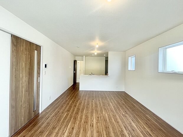 開放感あふれる空間と温かみのある木目調が調和する、心地よい暮らし。