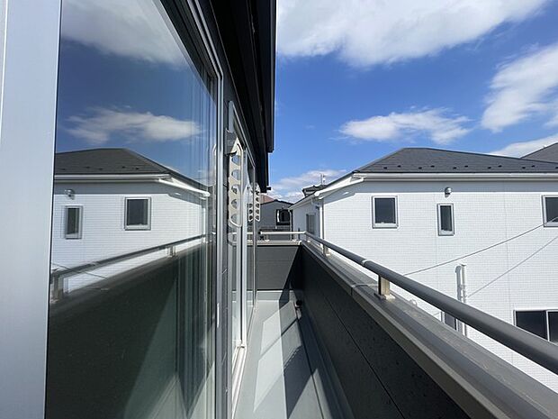 空と青空が映り込む、開放感あふれるバルコニーからの眺め