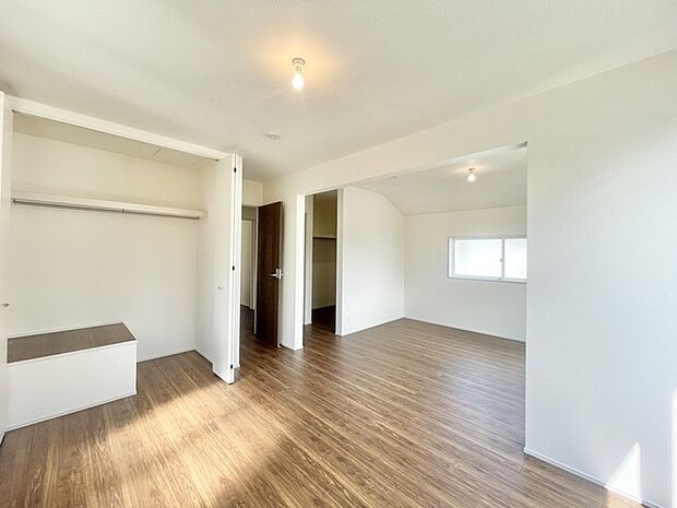 将来的には間仕切りして2部屋に変更可能な洋間。成長に合わせた間取り変更が可能なタイプ。
