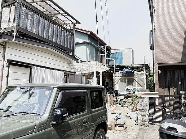 周囲の建物と馴染む落ち着いた街並みの中で、暮らしの気配を穏やかに感じられる日常の風景です。