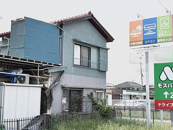 日常の風景に溶け込み、地域とともに穏やかな時を重ねてきた佇まいが、暮らしに馴染む落ち着きをもたらします。