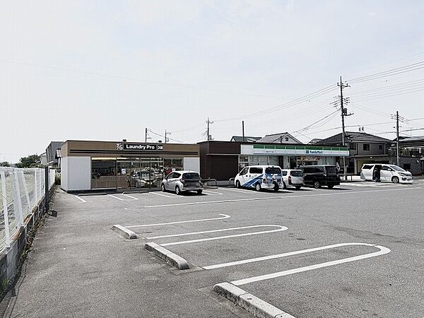 ファミリーマート 日々の暮らしに寄り添う利便性の高い周辺環境が、日々の快適な生活をしっかりと支えてくれます。（100m）