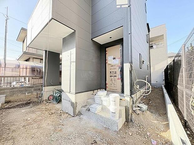 静かで落ち着いた色合いが、心地よい暮らしを予感させる住まい 